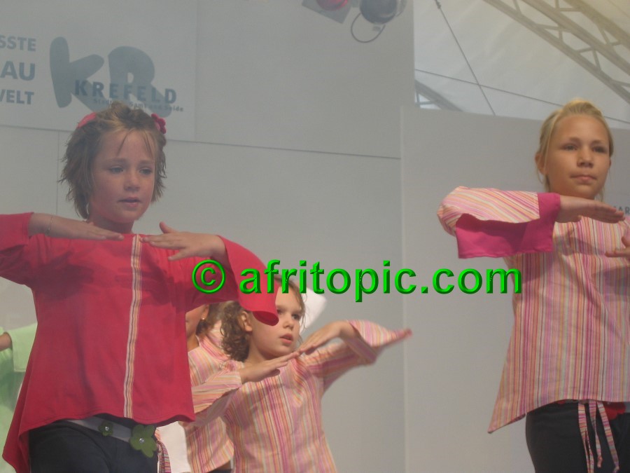 ../Images/Krefeld-Strssenmodenschau-2005 277.jpg